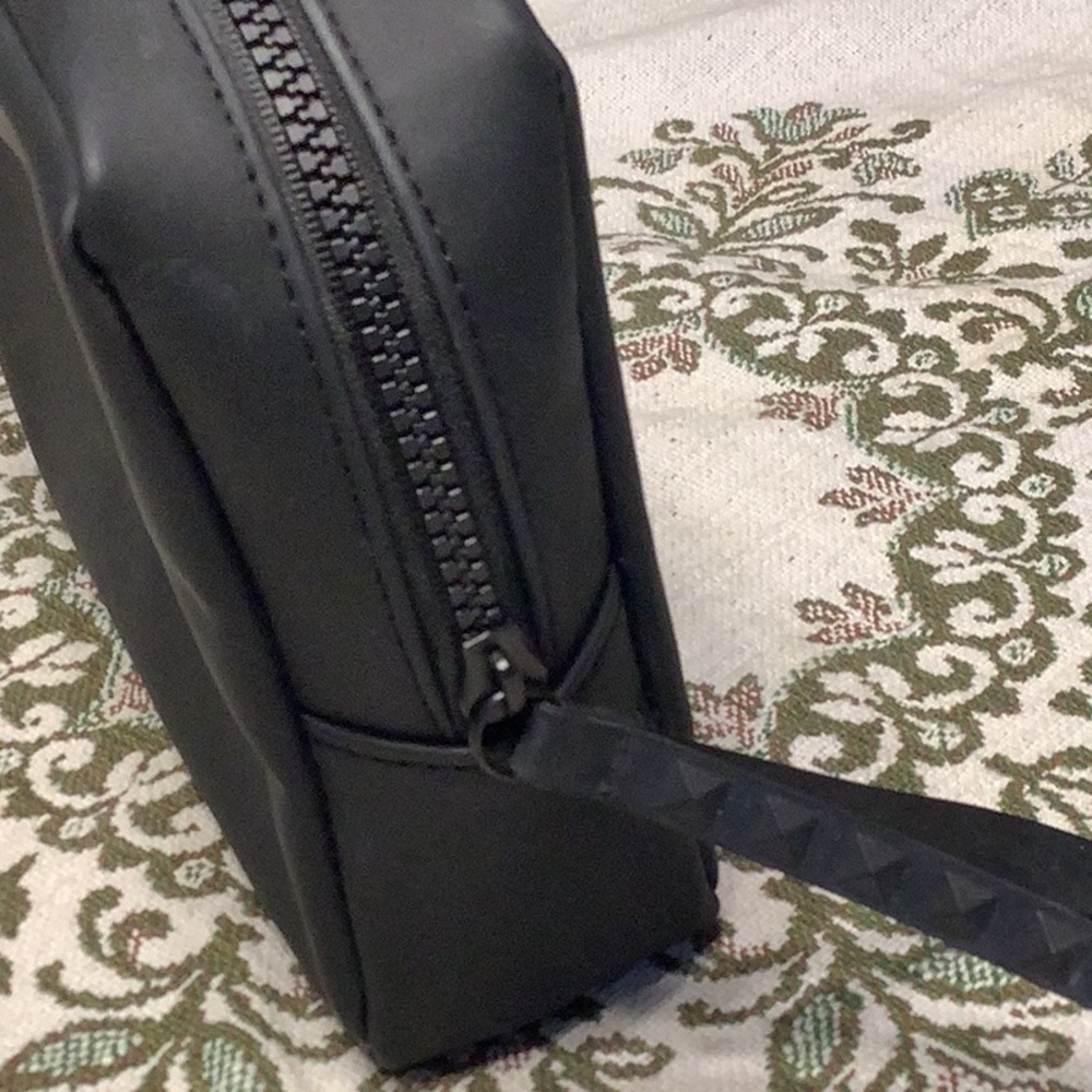 Valentino Garavani Black Dopp Elegant Case with Logo - Picture 6 of 9